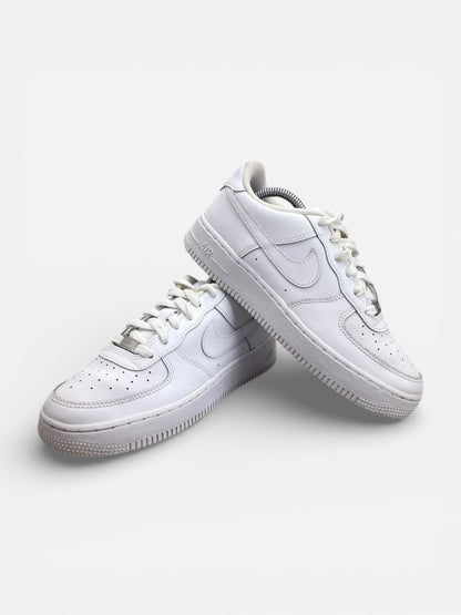 Nike Air Force 1 Low Triple White — buty sportowe damskie w bardzo dobrym stanie rozmiar 38, boczny profil
