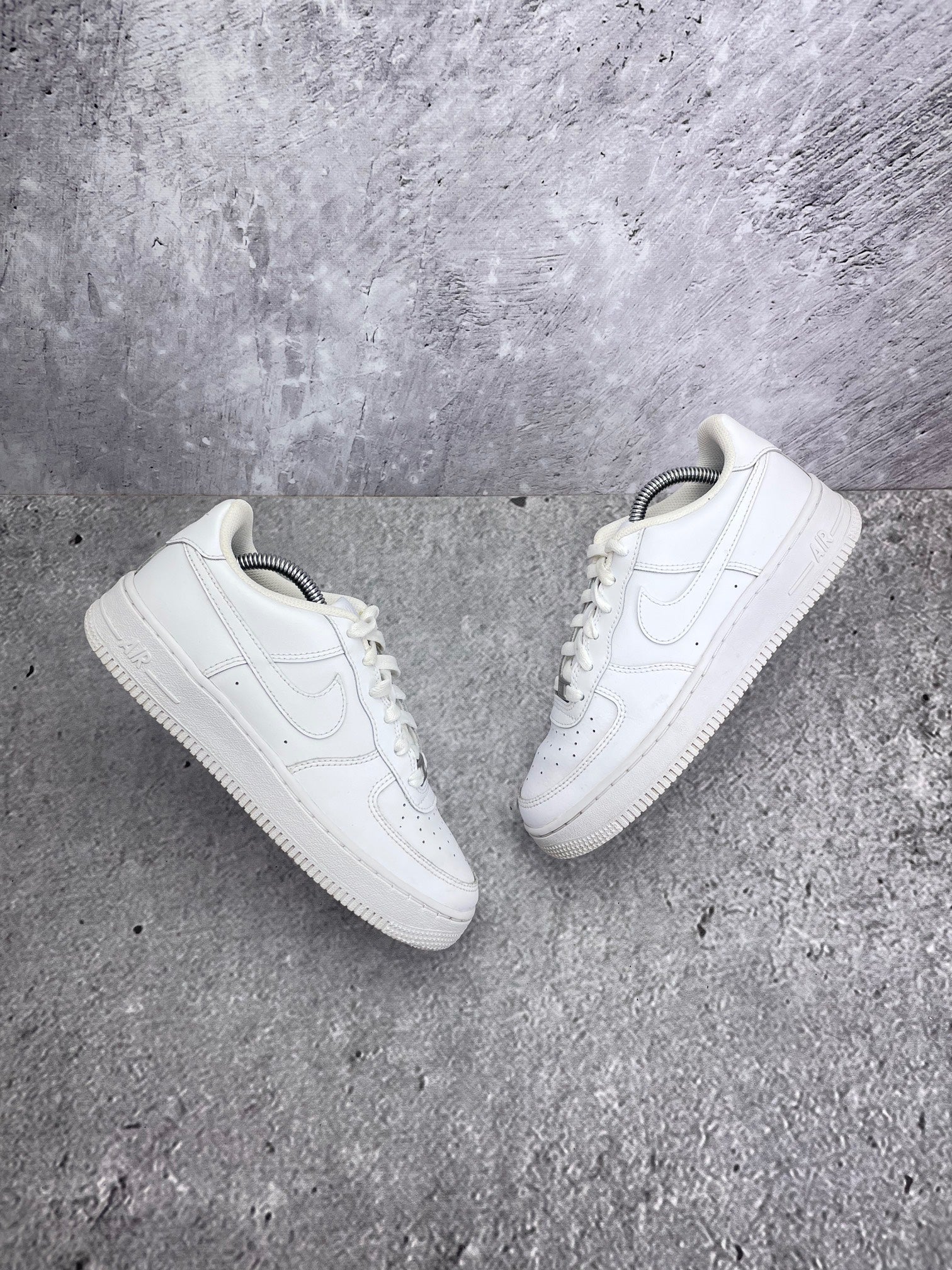 Nike Air Force 1 Low Triple White — buty sportowe damskie w bardzo dobrym stanie rozmiar 38, widok z góry na zewnętrzną stronę butów