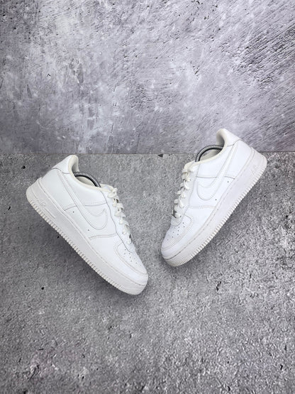 Nike Air Force 1 Low Triple White — buty sportowe damskie w bardzo dobrym stanie rozmiar 38, widok z góry na zewnętrzną stronę butów