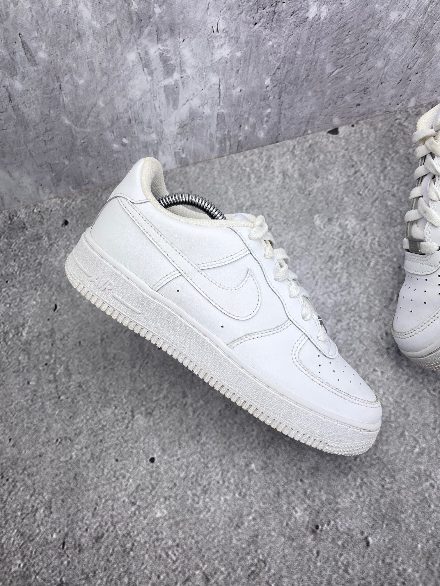 Nike Air Force 1 Low Triple White — buty sportowe damskie w bardzo dobrym stanie rozmiar 38, zewnętrzny panel prawego buta