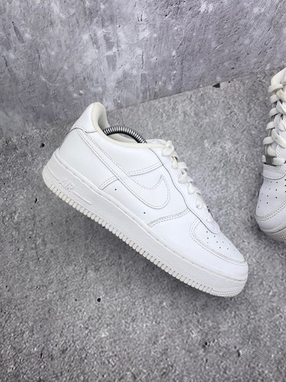 Nike Air Force 1 Low Triple White — buty sportowe damskie w bardzo dobrym stanie rozmiar 38, zewnętrzny panel prawego buta