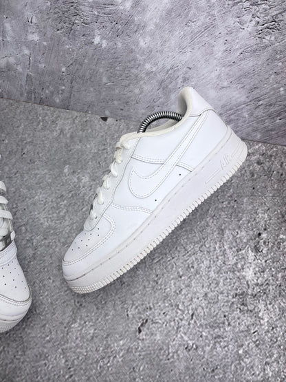 Nike Air Force 1 Low Triple White — buty sportowe damskie w bardzo dobrym stanie rozmiar 38, zewnętrzny panel lewego buta