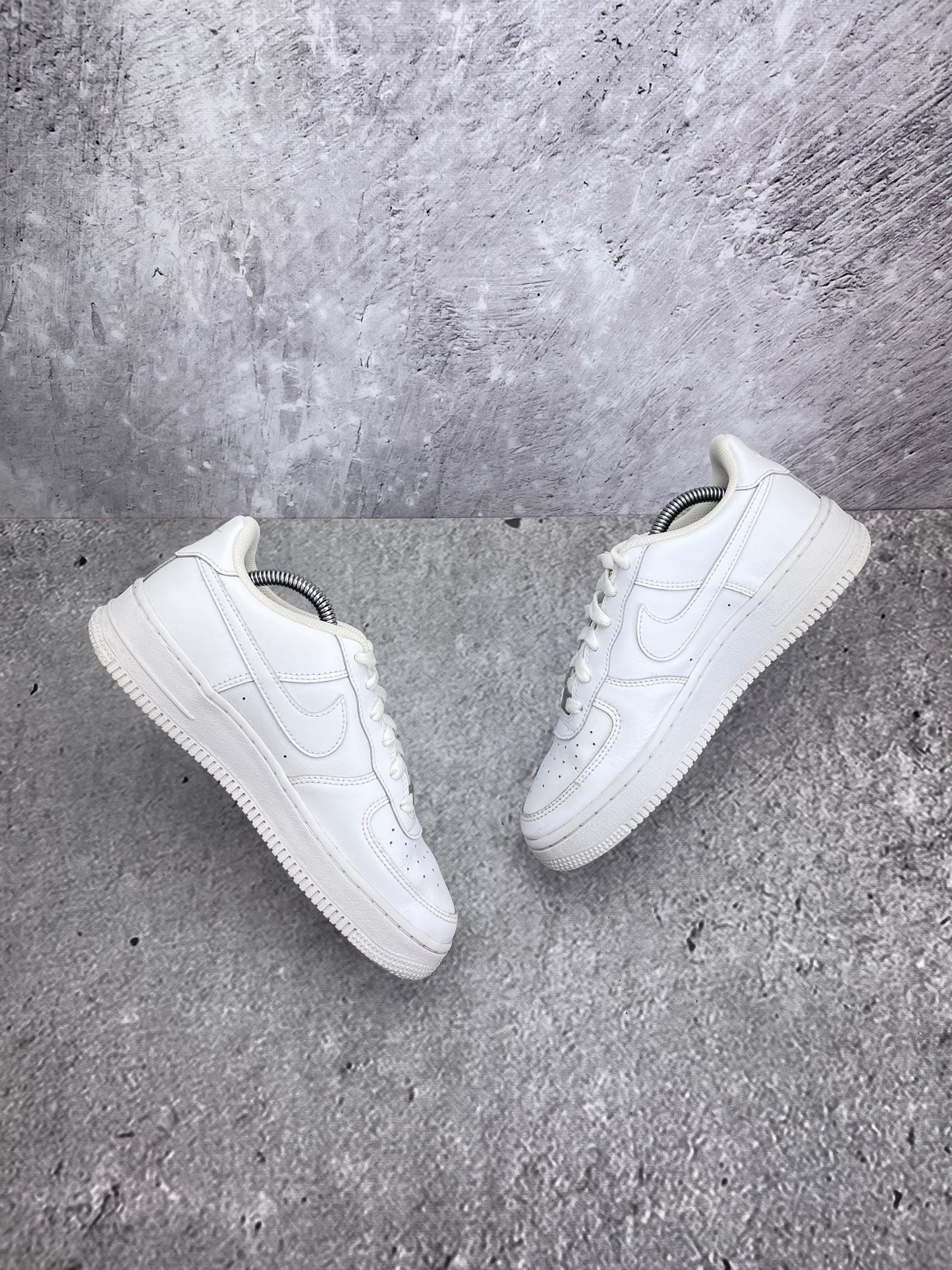 Nike Air Force 1 Low Triple White — buty sportowe damskie w bardzo dobrym stanie rozmiar 38, widok z góry na wewnętrzną stronę butów