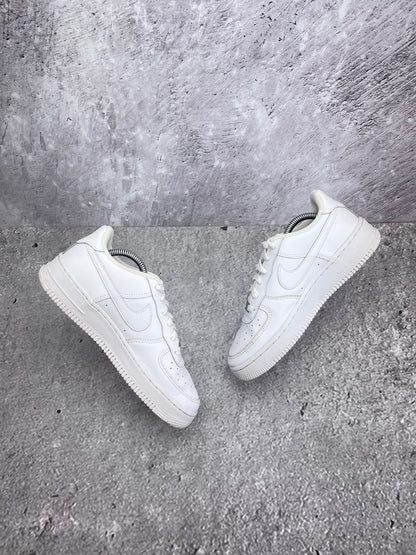 Nike Air Force 1 Low Triple White — buty sportowe damskie w bardzo dobrym stanie rozmiar 38, widok z góry na wewnętrzną stronę butów