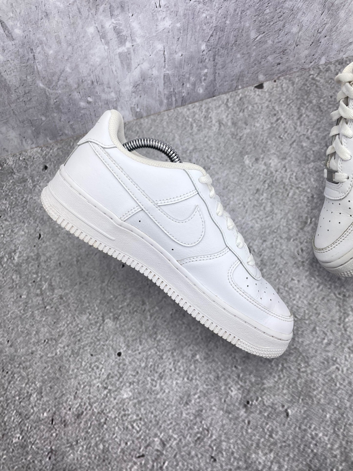 Nike Air Force 1 Low Triple White — buty sportowe damskie w bardzo dobrym stanie rozmiar 38, wewnętrzny panel lewego buta