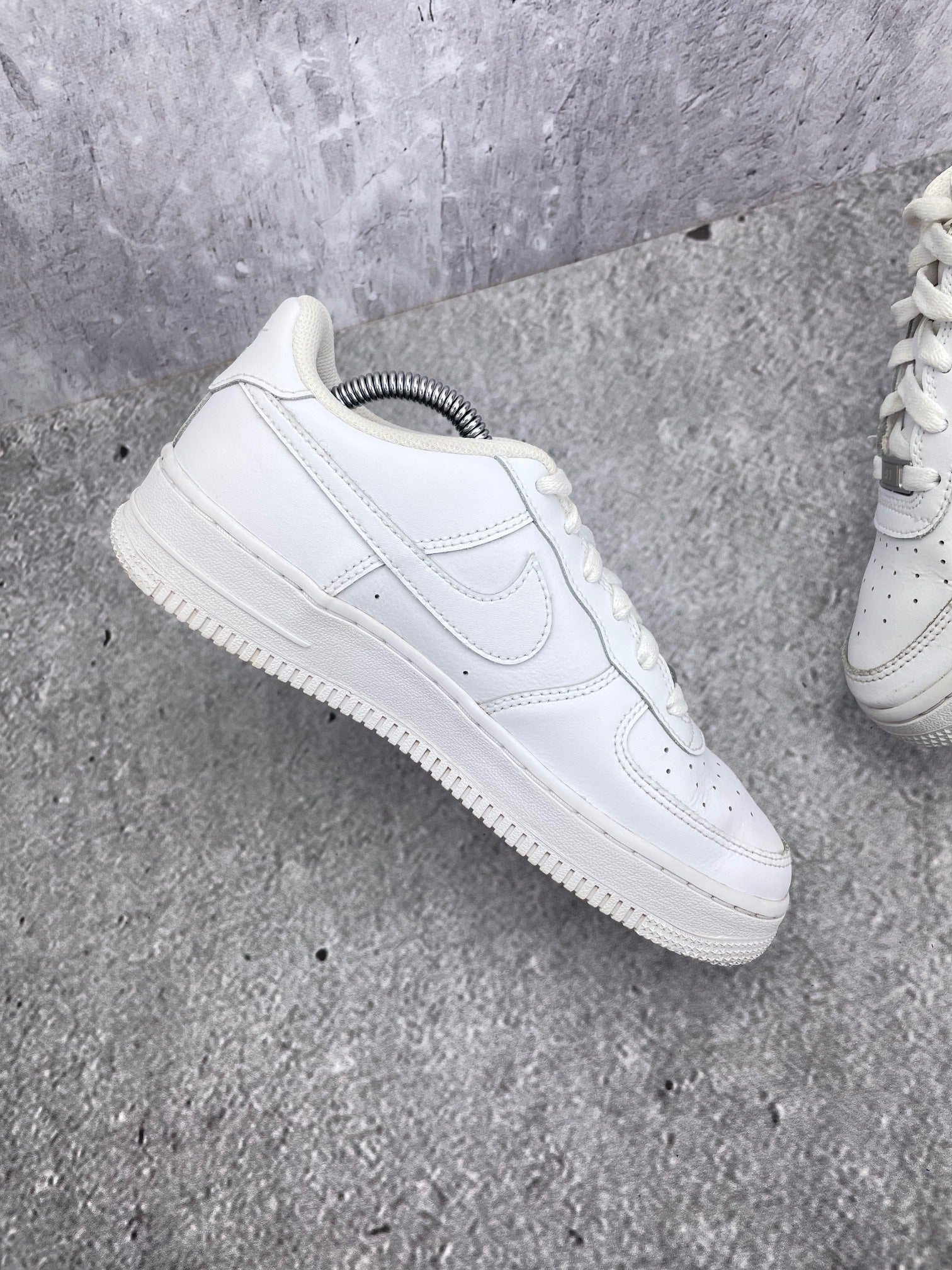 Nike Air Force 1 Low Triple White — buty sportowe damskie w bardzo dobrym stanie rozmiar 38, wewnętrzny panel lewego buta