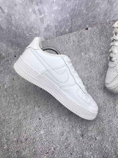 Nike Air Force 1 Low Triple White — buty sportowe damskie w bardzo dobrym stanie rozmiar 38, wewnętrzny panel lewego buta