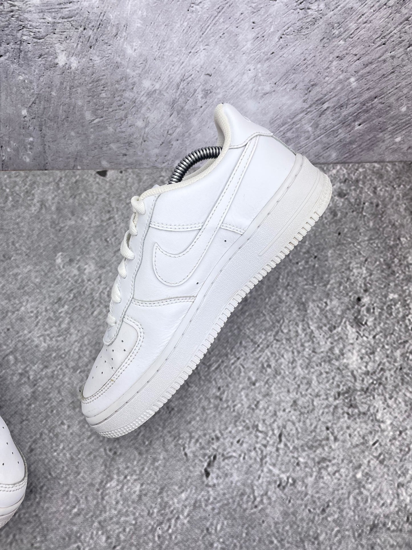 Nike Air Force 1 Low Triple White — buty sportowe damskie w bardzo dobrym stanie rozmiar 38, wewnętrzny panel prawego buta