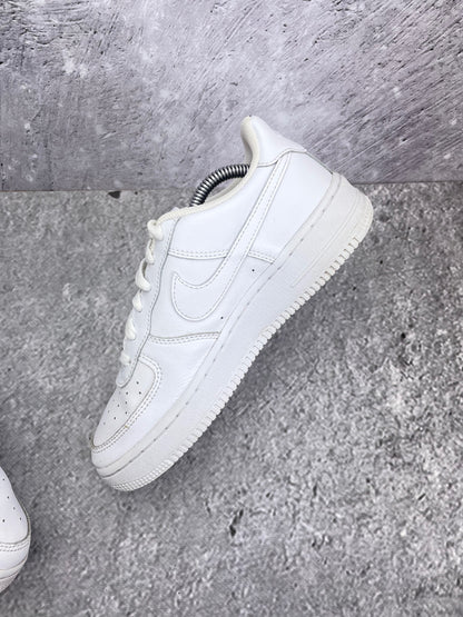 Nike Air Force 1 Low Triple White — buty sportowe damskie w bardzo dobrym stanie rozmiar 38, wewnętrzny panel prawego buta