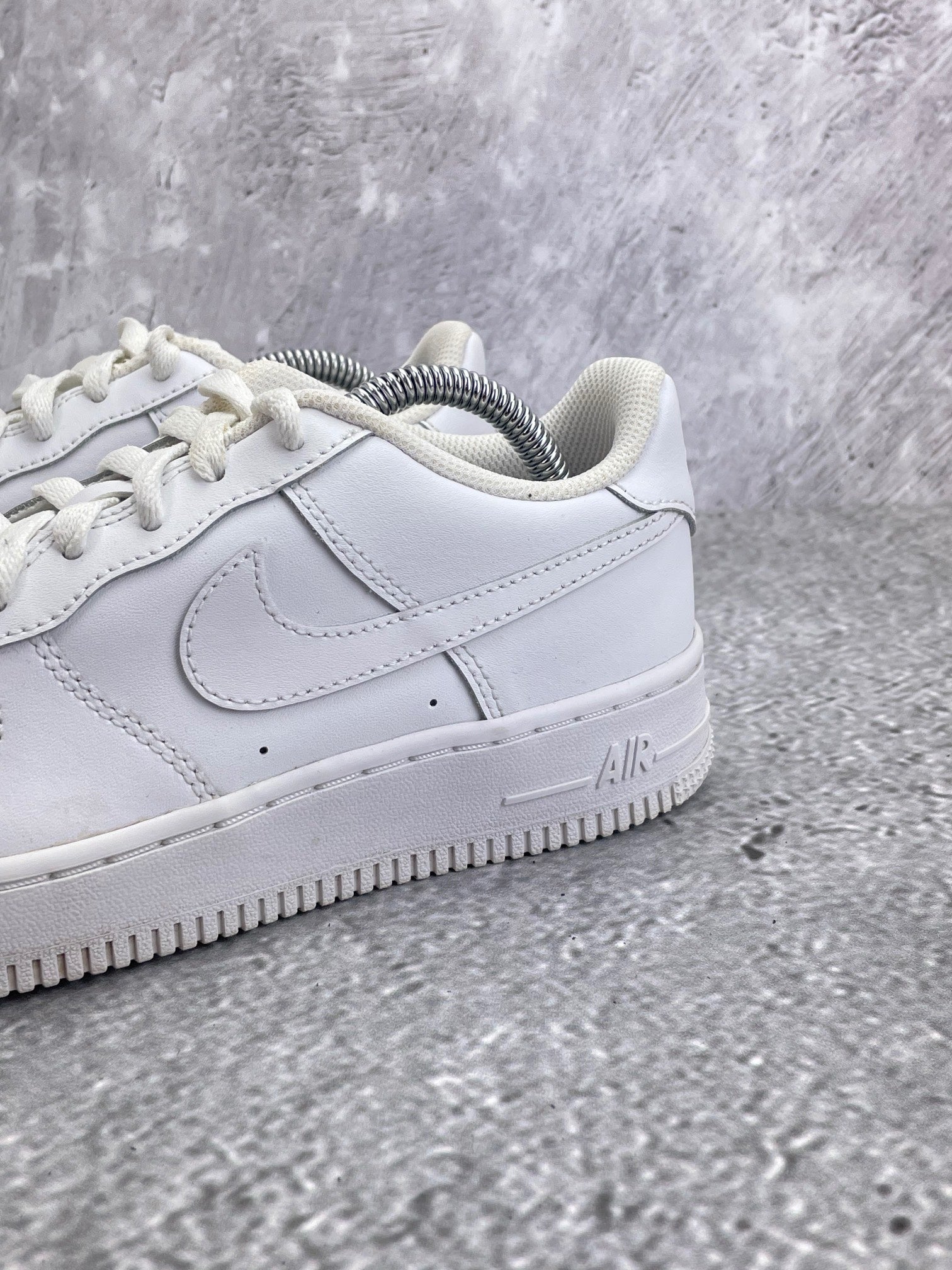 Nike Air Force 1 Low Triple White — buty sportowe damskie w bardzo dobrym stanie rozmiar 38, widok z góry