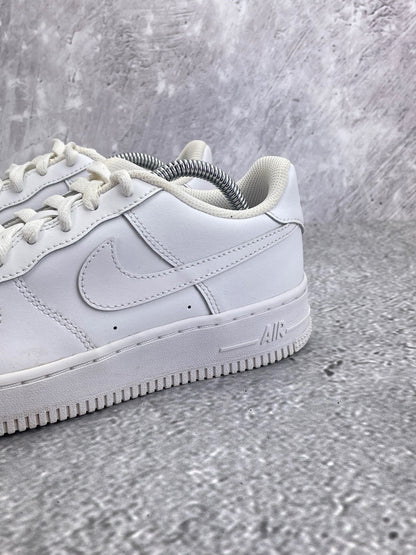 Nike Air Force 1 Low Triple White — buty sportowe damskie w bardzo dobrym stanie rozmiar 38, widok z góry