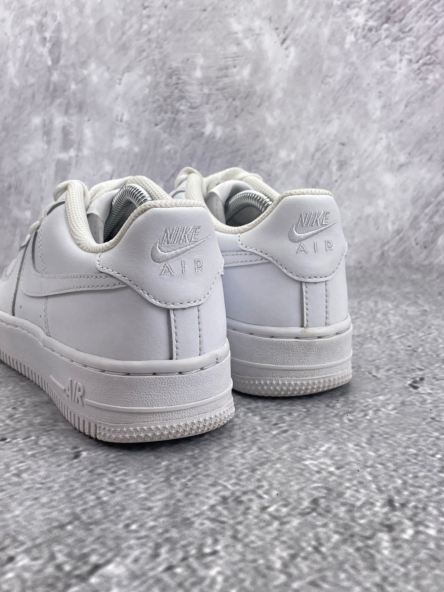 Nike Air Force 1 Low Triple White — buty sportowe damskie w bardzo dobrym stanie rozmiar 38, widok z tyłu