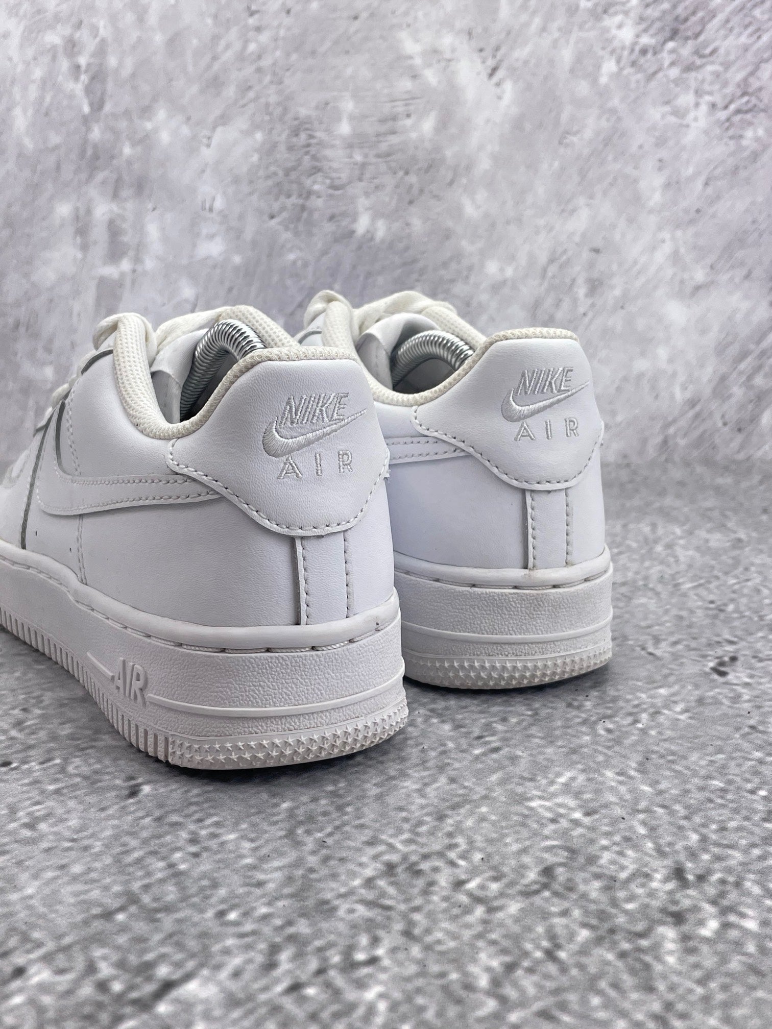 Nike Air Force 1 Low Triple White — buty sportowe damskie w bardzo dobrym stanie rozmiar 38, widok z tyłu