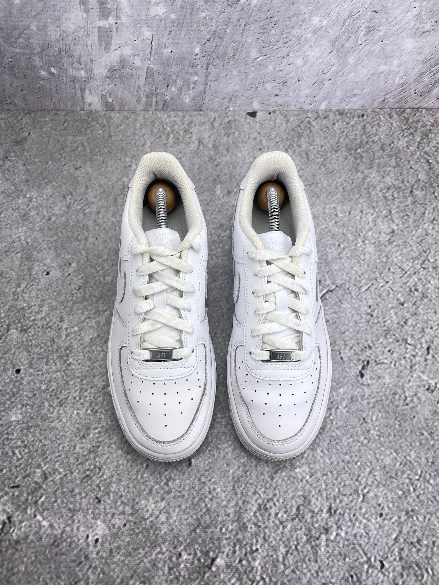 Nike Air Force 1 Low Triple White — buty sportowe damskie w bardzo dobrym stanie rozmiar 38, podeszwa