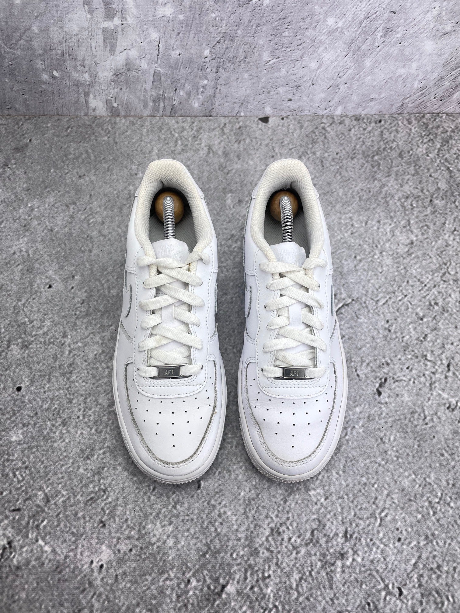 Nike Air Force 1 Low Triple White — buty sportowe damskie w bardzo dobrym stanie rozmiar 38, podeszwa