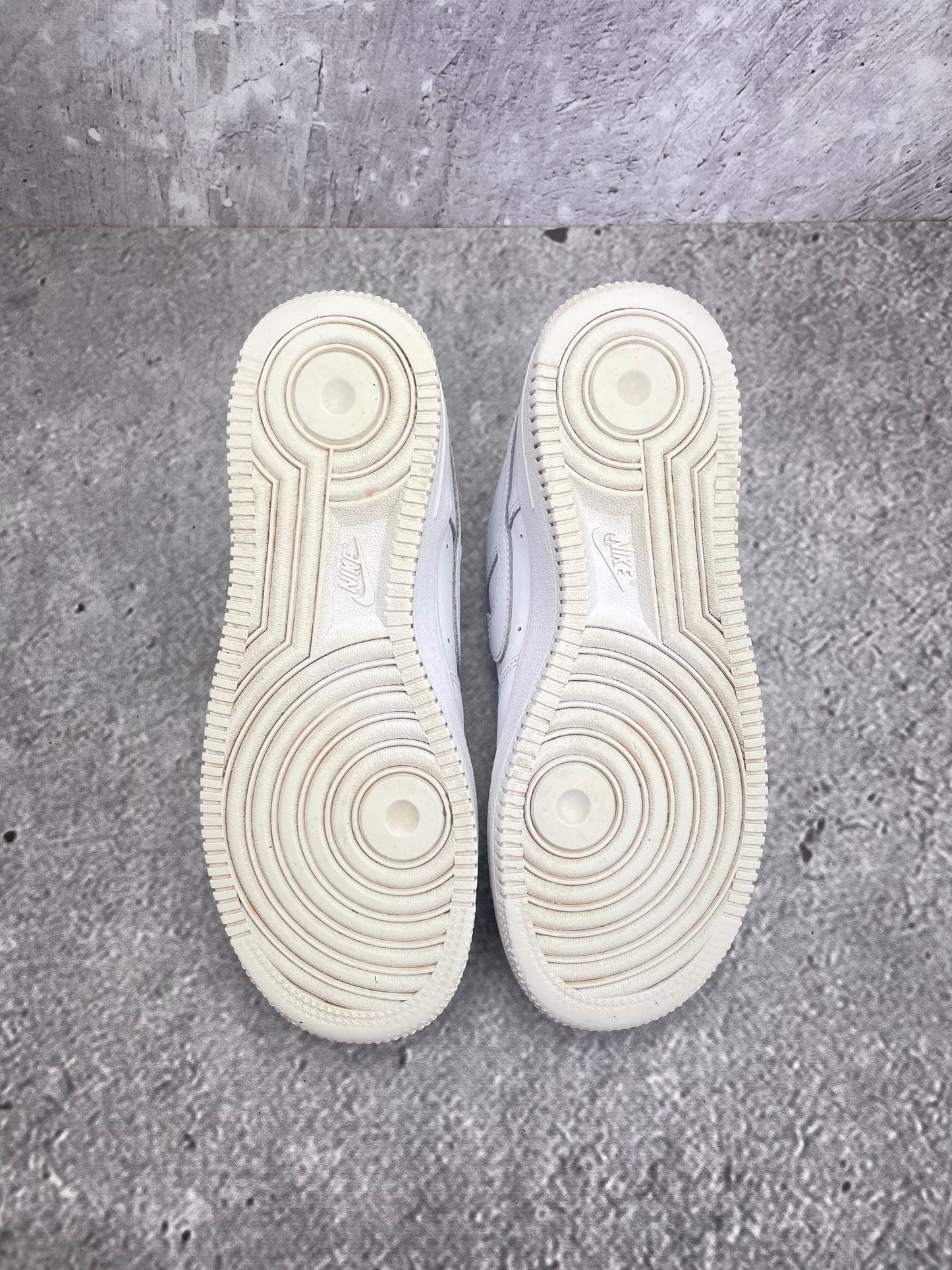 Nike Air Force 1 Low Triple White — buty sportowe damskie w bardzo dobrym stanie rozmiar 38, zapiętki butów
