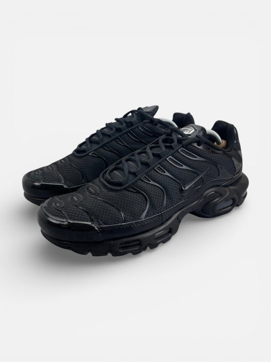 Nike Air Max Plus Triple Black - buty sportowe, widok z boku