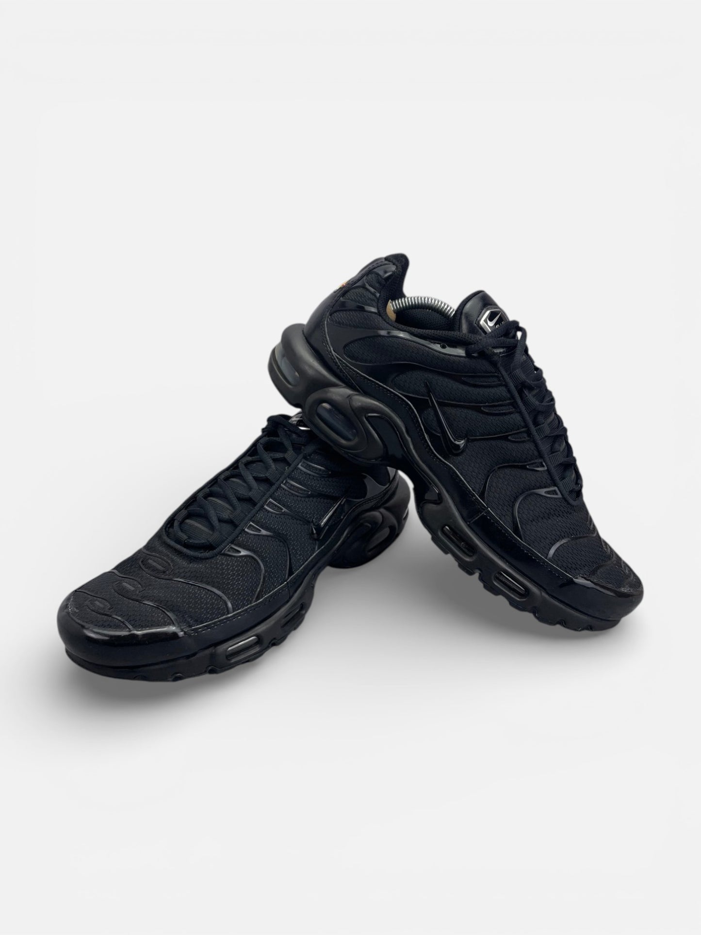 Nike Air Max Plus Triple Black - buty sportowe, boczny profil