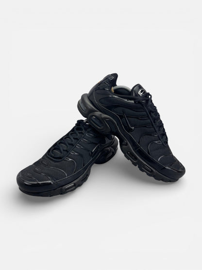 Nike Air Max Plus Triple Black - buty sportowe, boczny profil