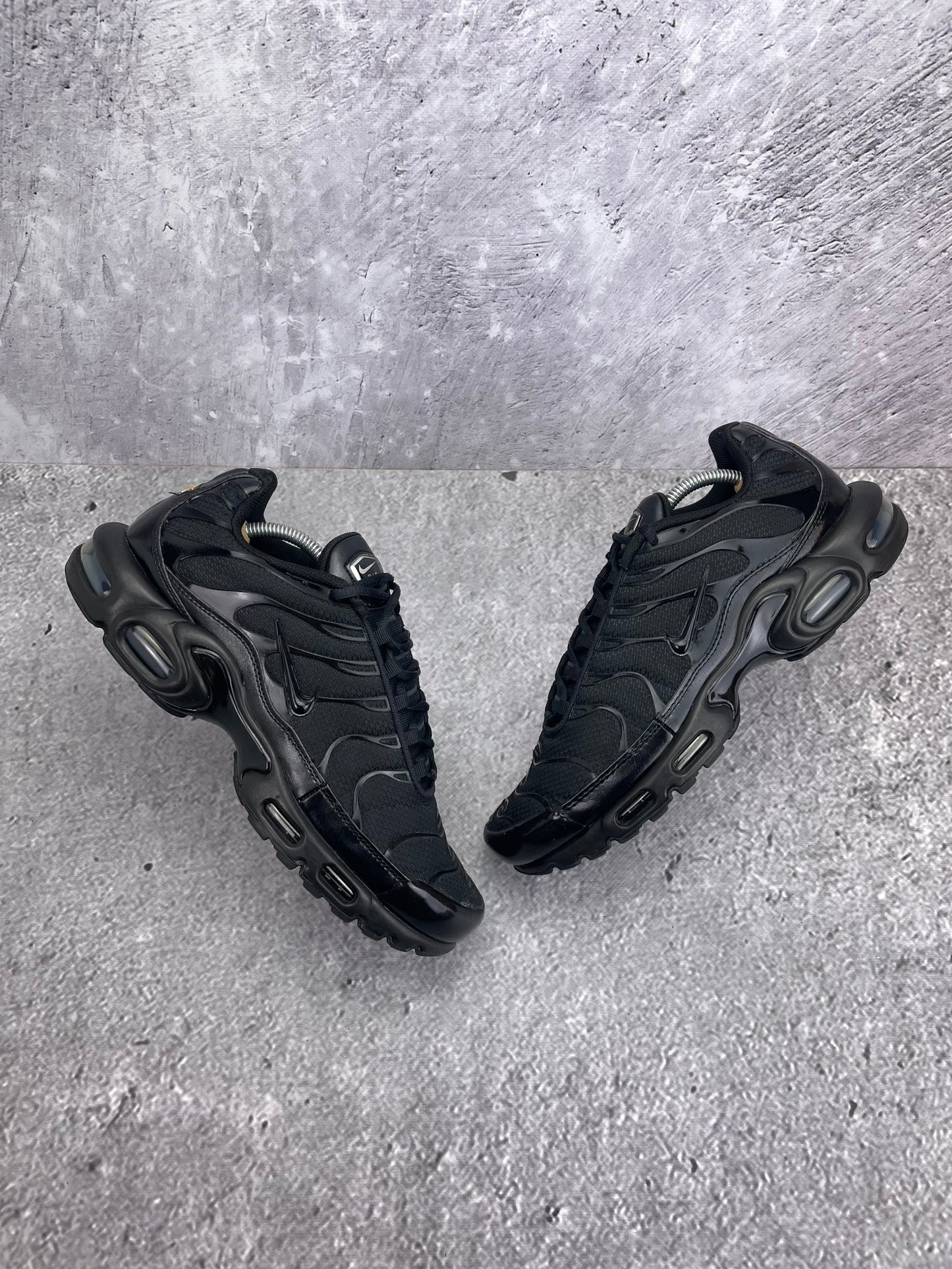 Nike Air Max Plus Triple Black - buty sportowe, widok z góry na zewnętrzną stronę butów