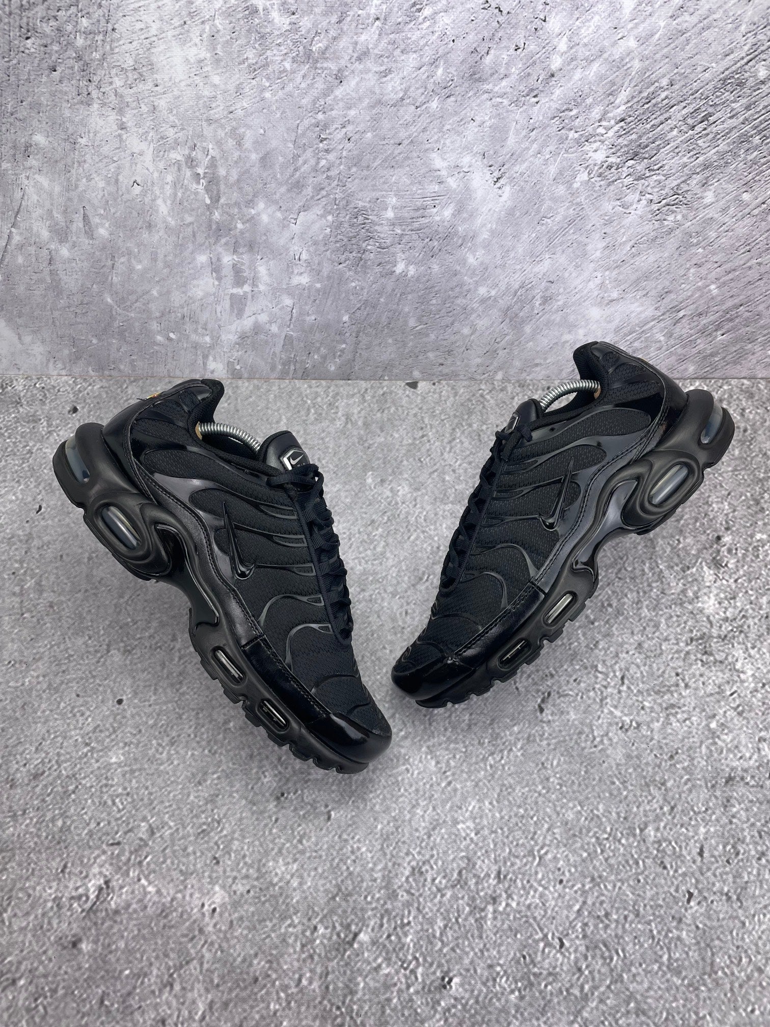 Nike Air Max Plus Triple Black - buty sportowe, widok z góry na zewnętrzną stronę butów