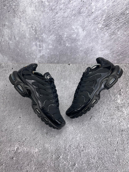 Nike Air Max Plus Triple Black - buty sportowe, widok z góry na zewnętrzną stronę butów