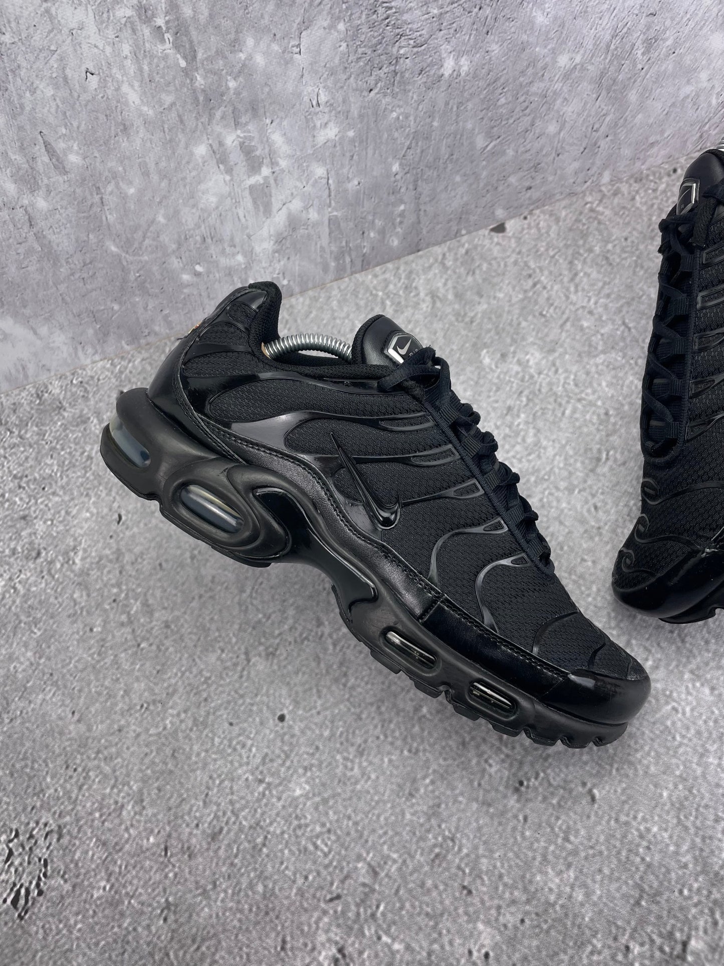 Nike Air Max Plus Triple Black - buty sportowe, zewnętrzny panel prawego buta
