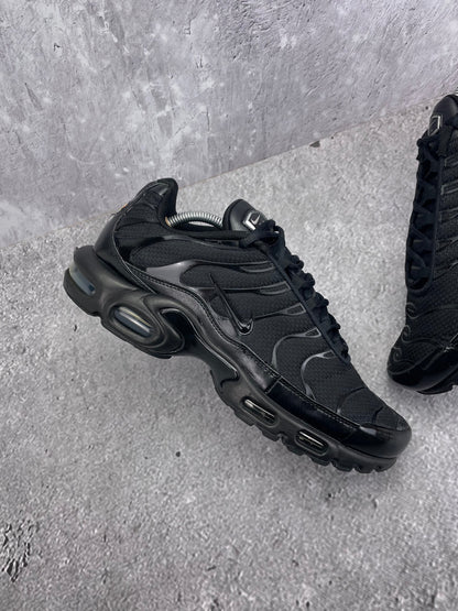Nike Air Max Plus Triple Black - buty sportowe, zewnętrzny panel prawego buta