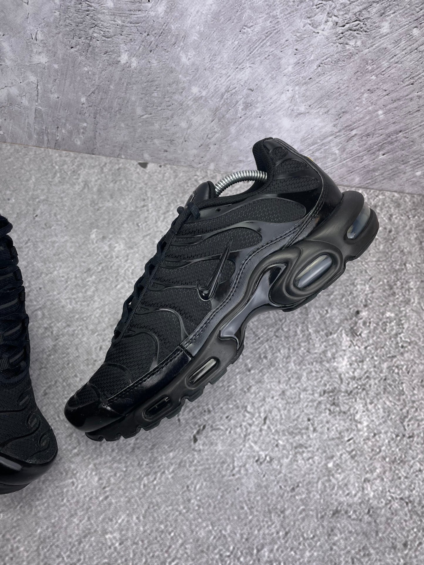 Nike Air Max Plus Triple Black - buty sportowe, zewnętrzny panel lewego buta