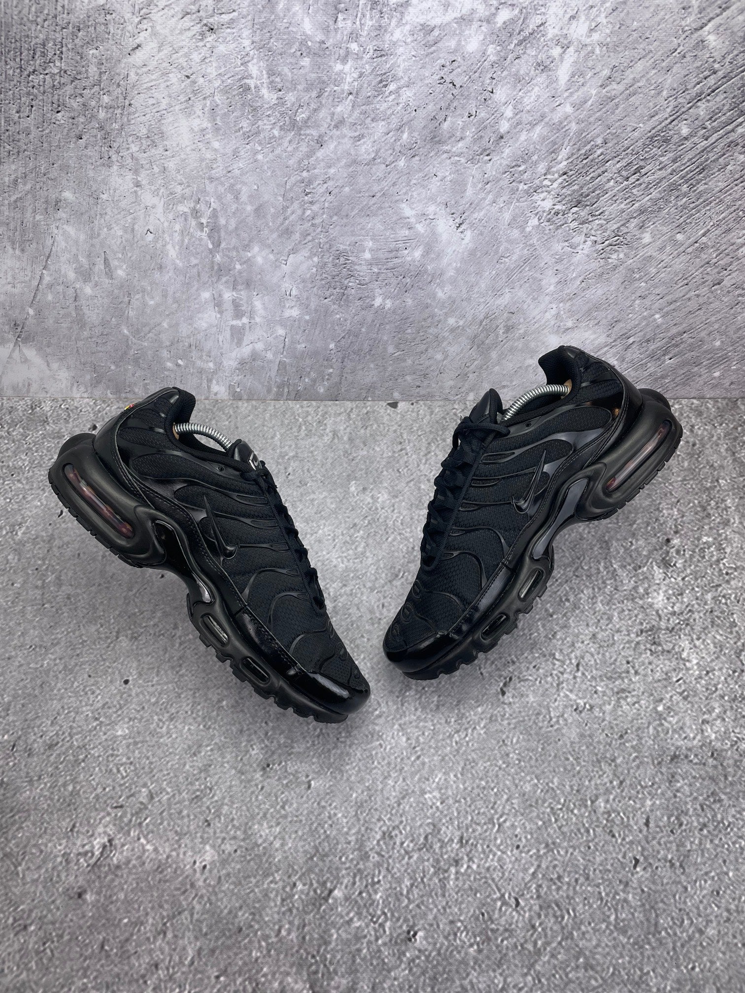 Nike Air Max Plus Triple Black - buty sportowe, widok z góry na wewnętrzną stronę butów