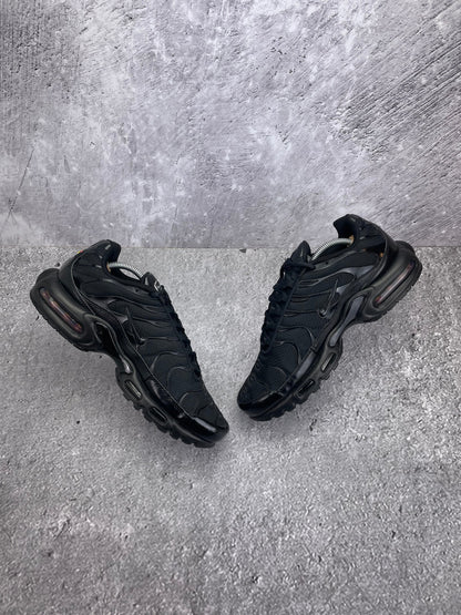 Nike Air Max Plus Triple Black - buty sportowe, widok z góry na wewnętrzną stronę butów