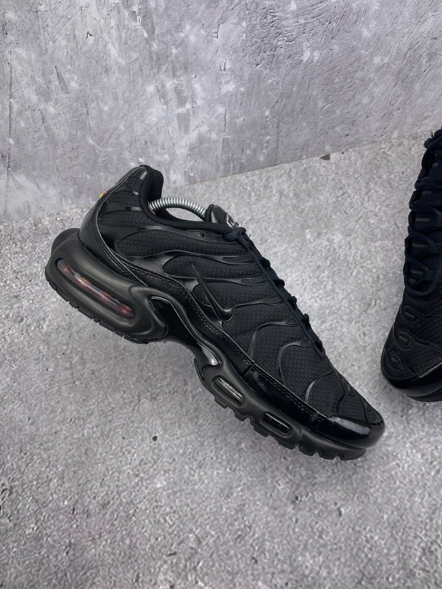 Nike Air Max Plus Triple Black - buty sportowe, wewnętrzny panel lewego buta