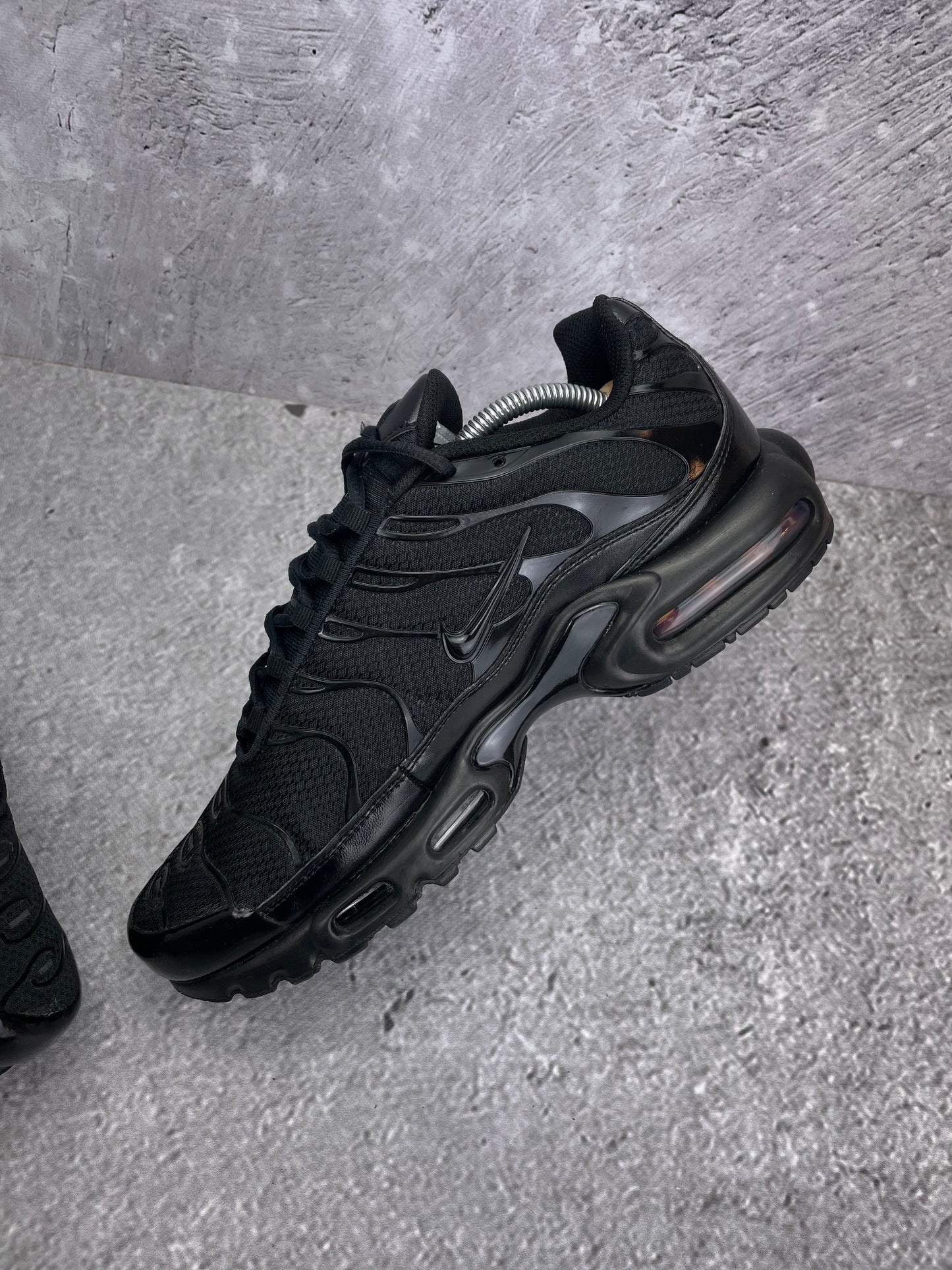 Nike Air Max Plus Triple Black - buty sportowe, wewnętrzny panel prawego buta
