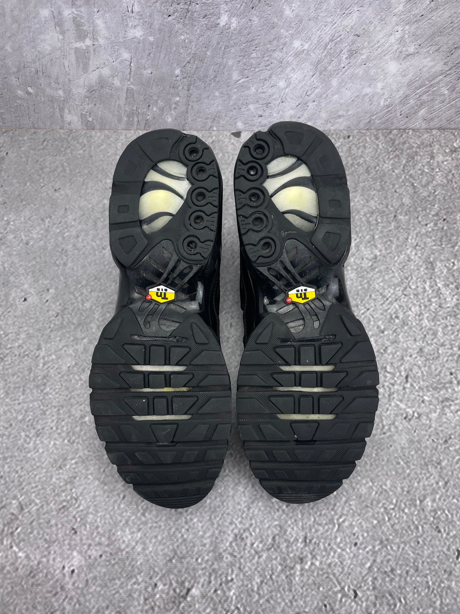 Nike Air Max Plus Triple Black - buty sportowe, zapiętki butów