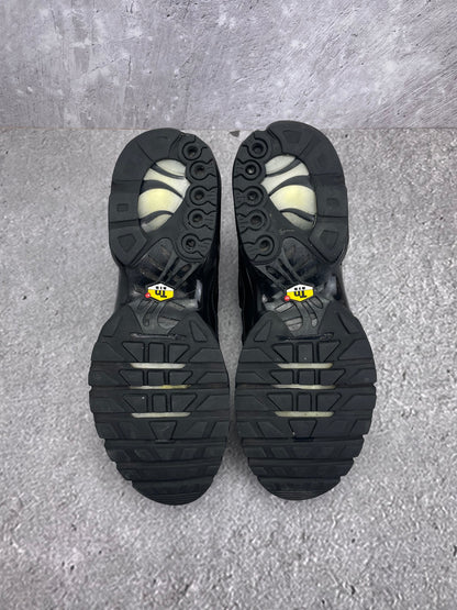 Nike Air Max Plus Triple Black - buty sportowe, zapiętki butów