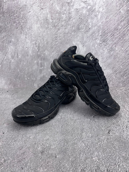 Nike Air Max Plus Triple Black - buty sportowe, para butów, widok z boku na tle studyjnym