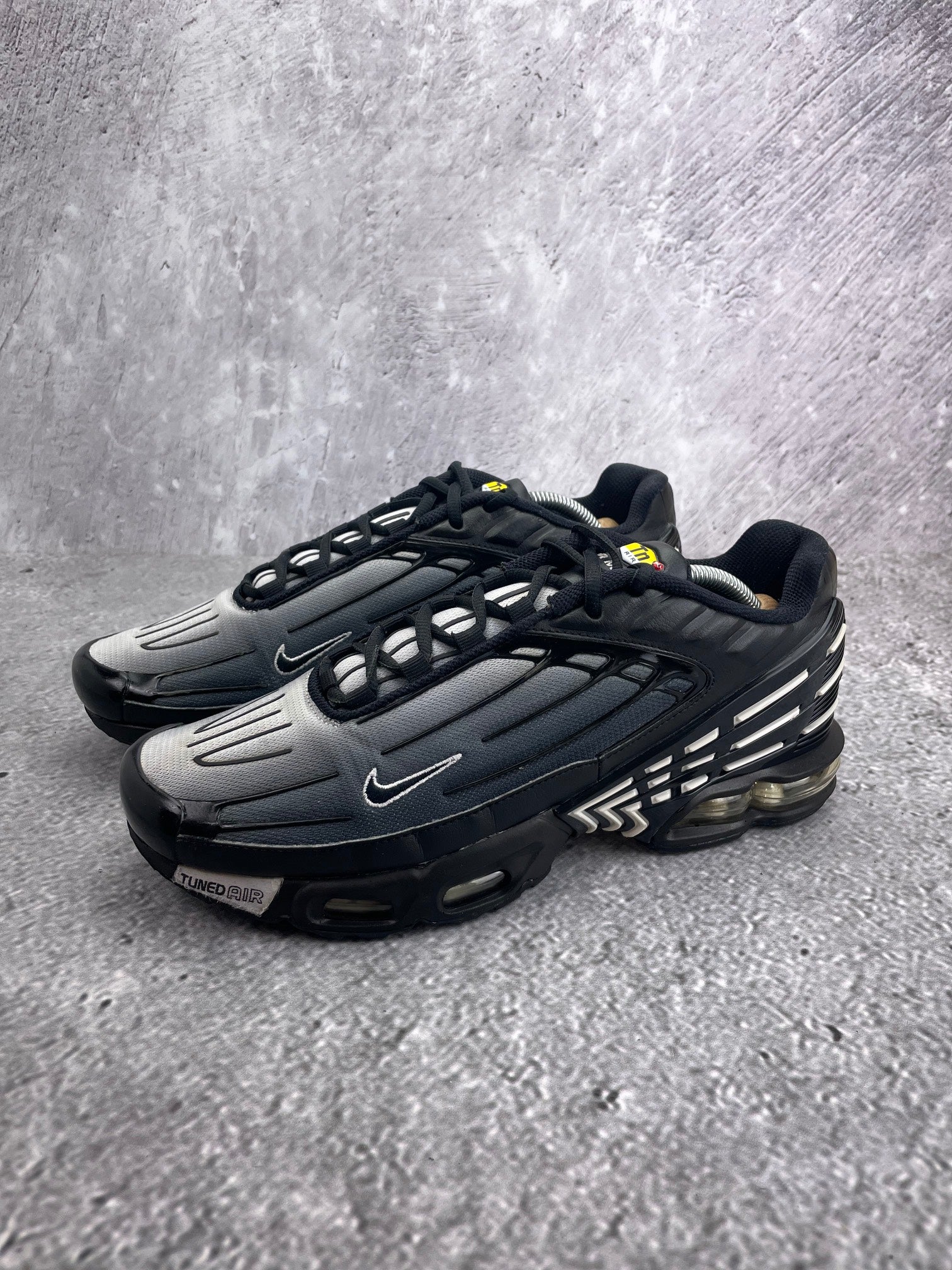 Nike Air Max Plus 3 'Black White' Black White - buty sportowe, widok z boku na tle studyjnym