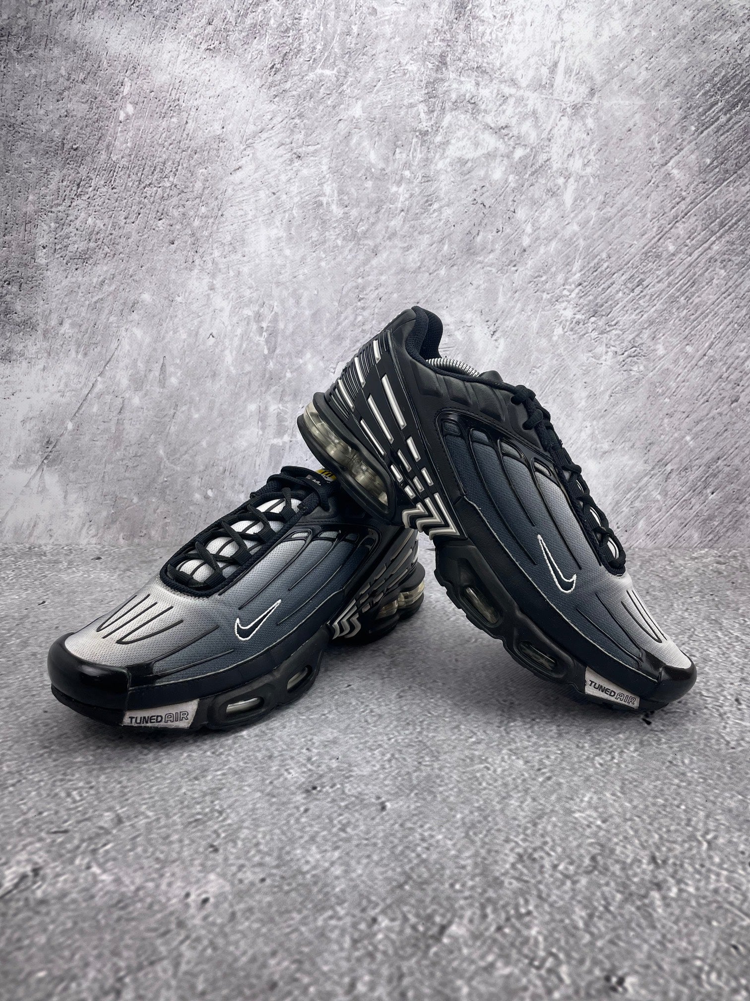 Nike Air Max Plus 3 'Black White' Black White - buty sportowe, para butów, widok z boku na tle studyjnym