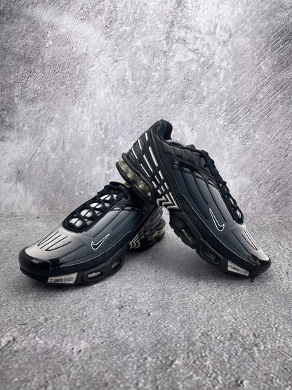 Nike Air Max Plus 3 'Black White' Black White - buty sportowe, para butów, widok z boku na tle studyjnym