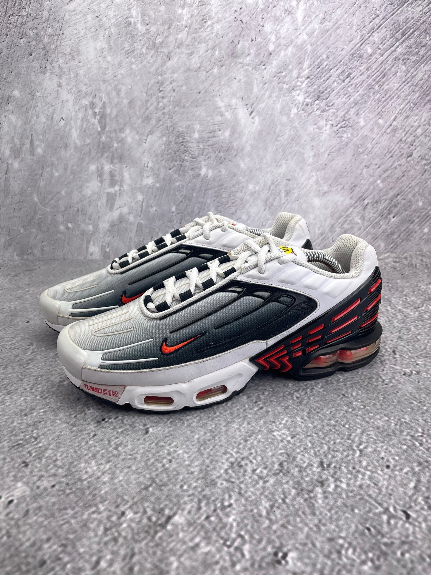 Nike Air Max Plus 3 Team Orange - buty sportowe, widok z boku na tle studyjnym