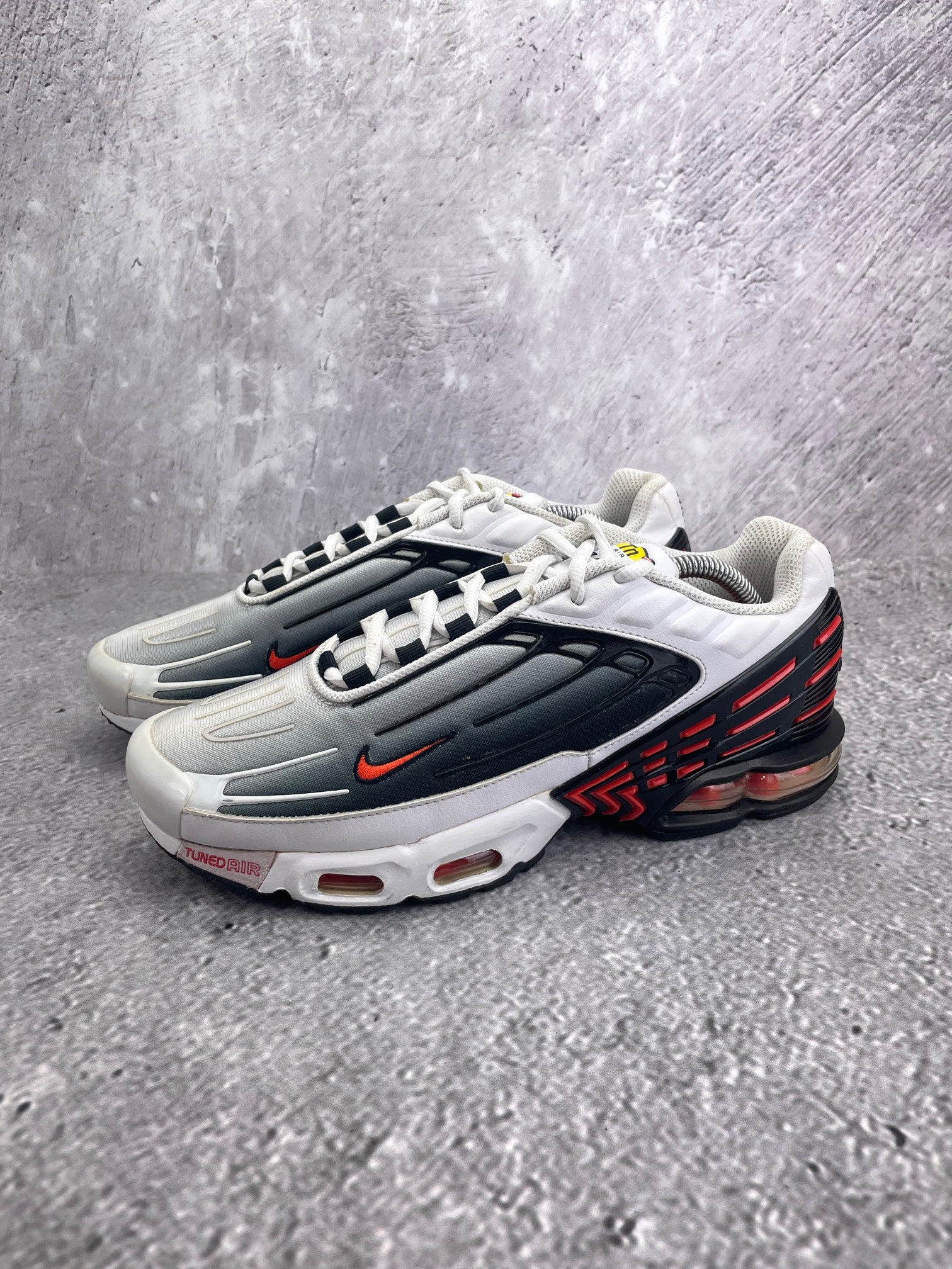 Nike Air Max Plus 3 Team Orange - buty sportowe, widok z boku na tle studyjnym