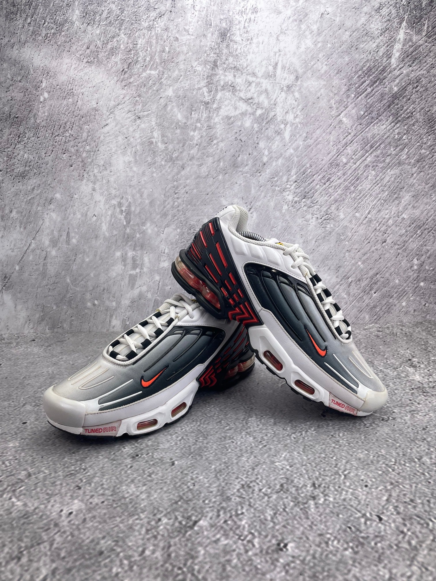 Nike Air Max Plus 3 Team Orange - buty sportowe, para butów, widok z boku na tle studyjnym
