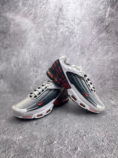 Nike Air Max Plus 3 Team Orange - buty sportowe, para butów, widok z boku na tle studyjnym