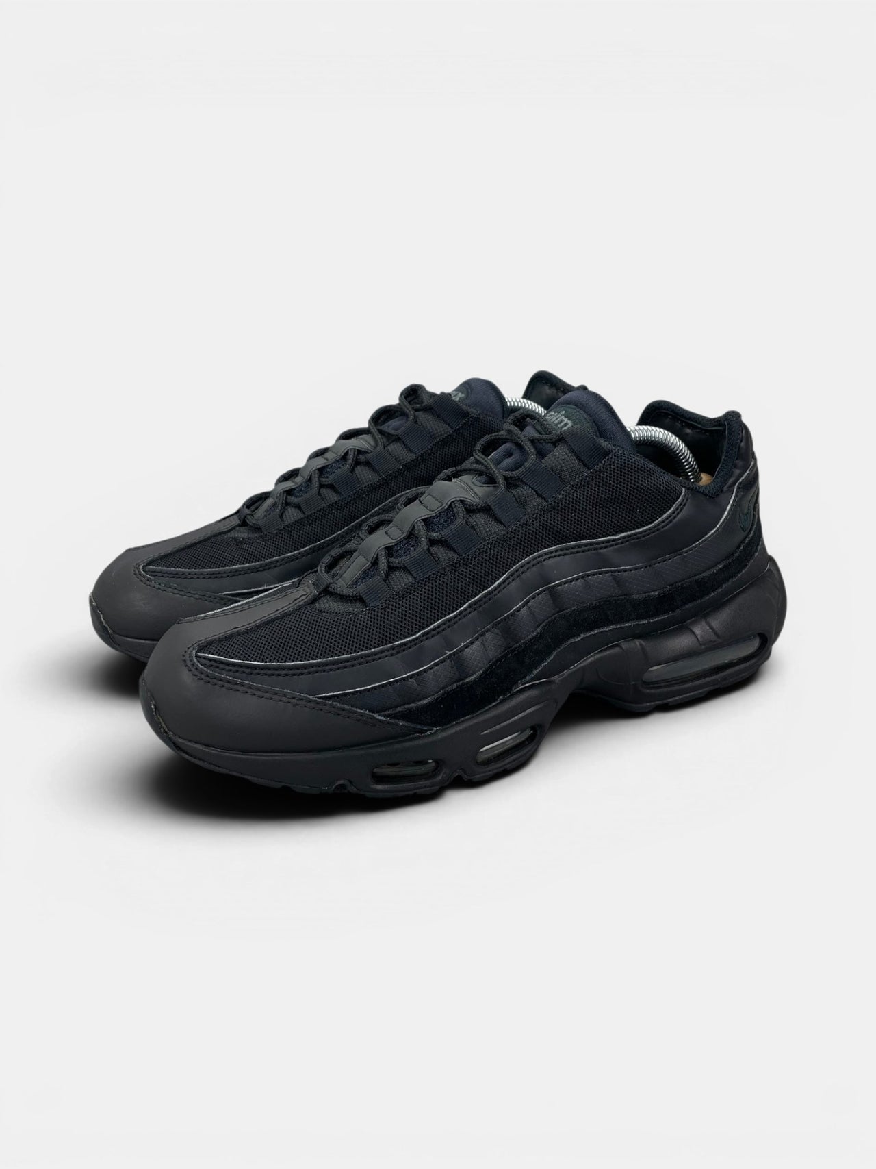 Nike Air Max 95 Essential Triple Black — buty sportowe męskie w bardzo dobrym stanie rozmiar 44.5, widok z boku