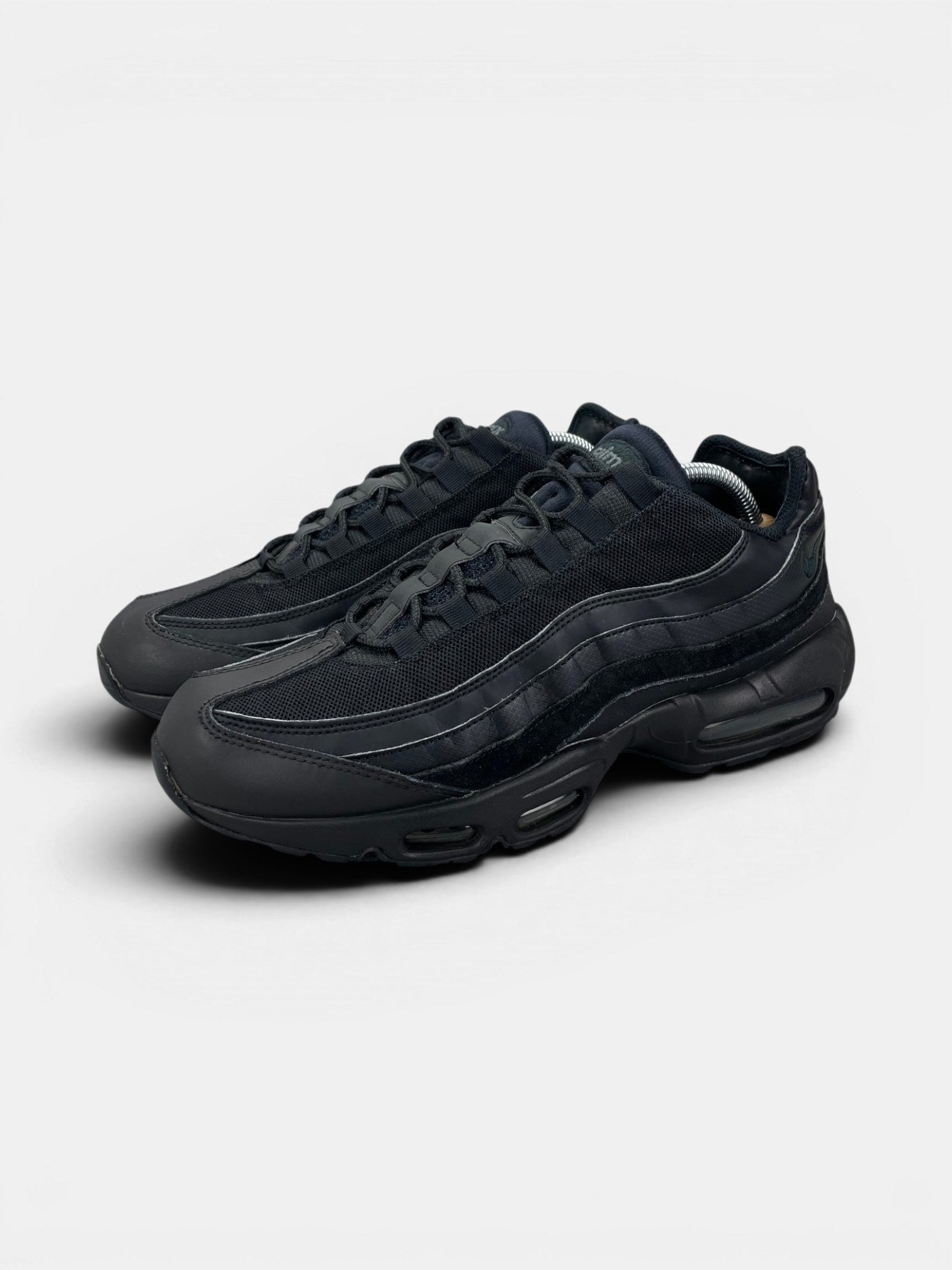 Nike Air Max 95 Essential Triple Black — buty sportowe męskie w bardzo dobrym stanie rozmiar 44.5, widok z boku