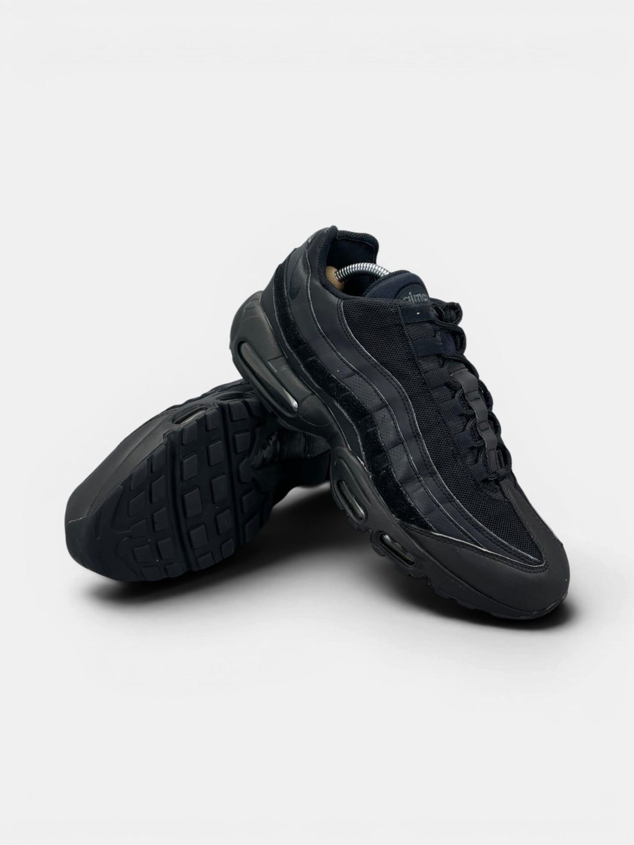 Nike Air Max 95 Essential Triple Black — buty sportowe męskie w bardzo dobrym stanie rozmiar 44.5, boczny profil
