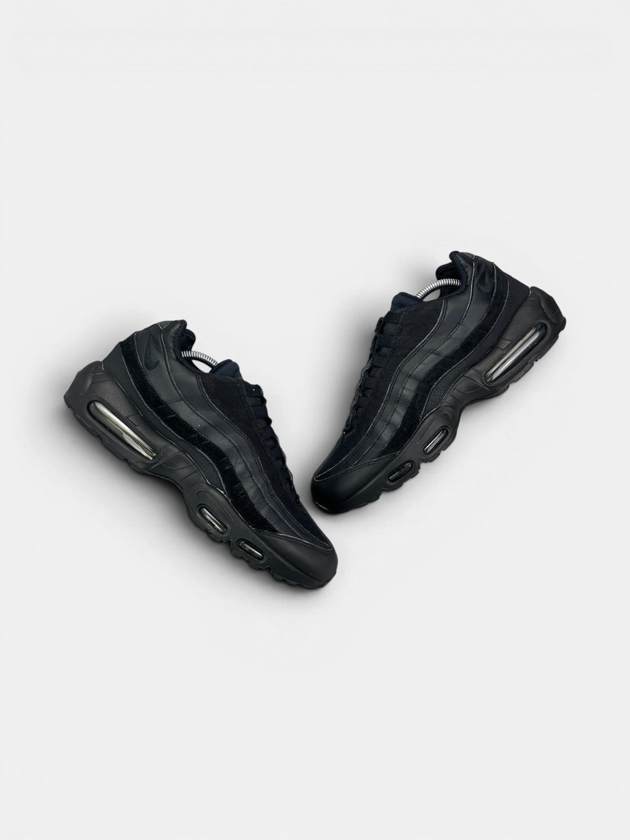 Nike Air Max 95 Essential Triple Black — buty sportowe męskie w bardzo dobrym stanie rozmiar 44.5, widok z góry na zewnętrzną stronę butów
