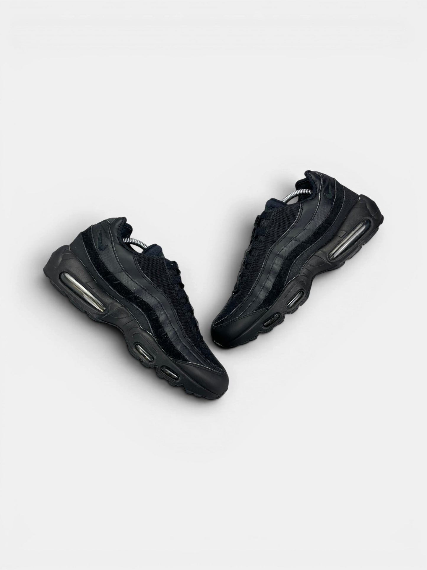 Nike Air Max 95 Essential Triple Black — buty sportowe męskie w bardzo dobrym stanie rozmiar 44.5, widok z góry na zewnętrzną stronę butów
