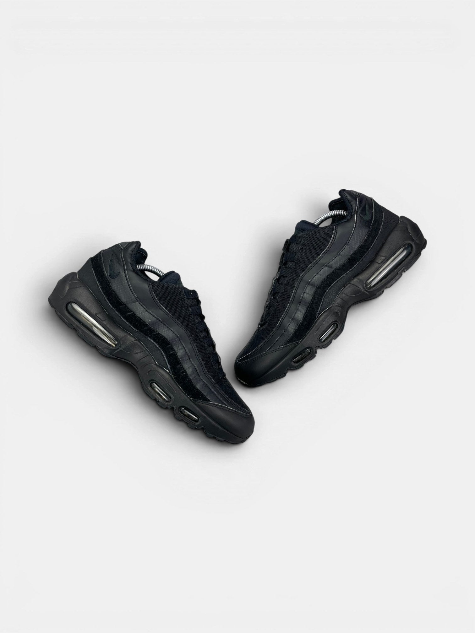Nike Air Max 95 Essential Triple Black — buty sportowe męskie w bardzo dobrym stanie rozmiar 44.5, widok z góry na zewnętrzną stronę butów
