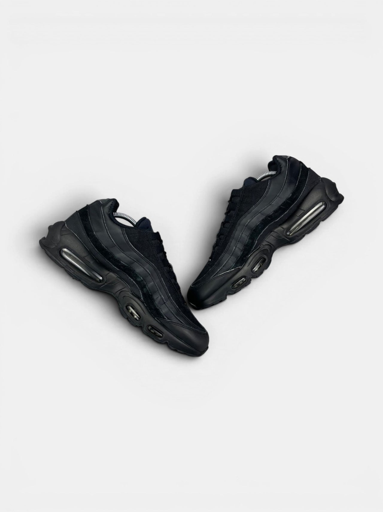 Nike Air Max 95 Essential Triple Black — buty sportowe męskie w bardzo dobrym stanie rozmiar 44.5, zewnętrzny panel prawego buta